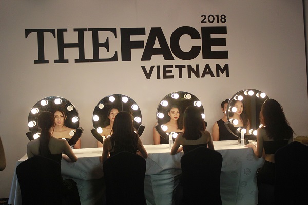 Dàn thí sinh The Face khoe vòng 1 gợi cảm trước phần thi thử thách mặt mộc Dàn thí sinh The Face khoe vòng 1 gợi cảm trước phần thi thử thách mặt mộc